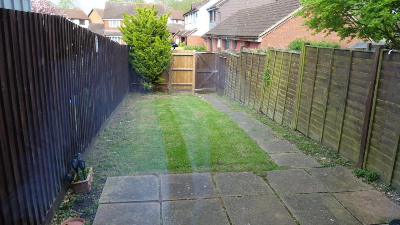 Milton Keynes Luxury Short Stay House With Wifi And Free Parking Wolverton  エクステリア 写真