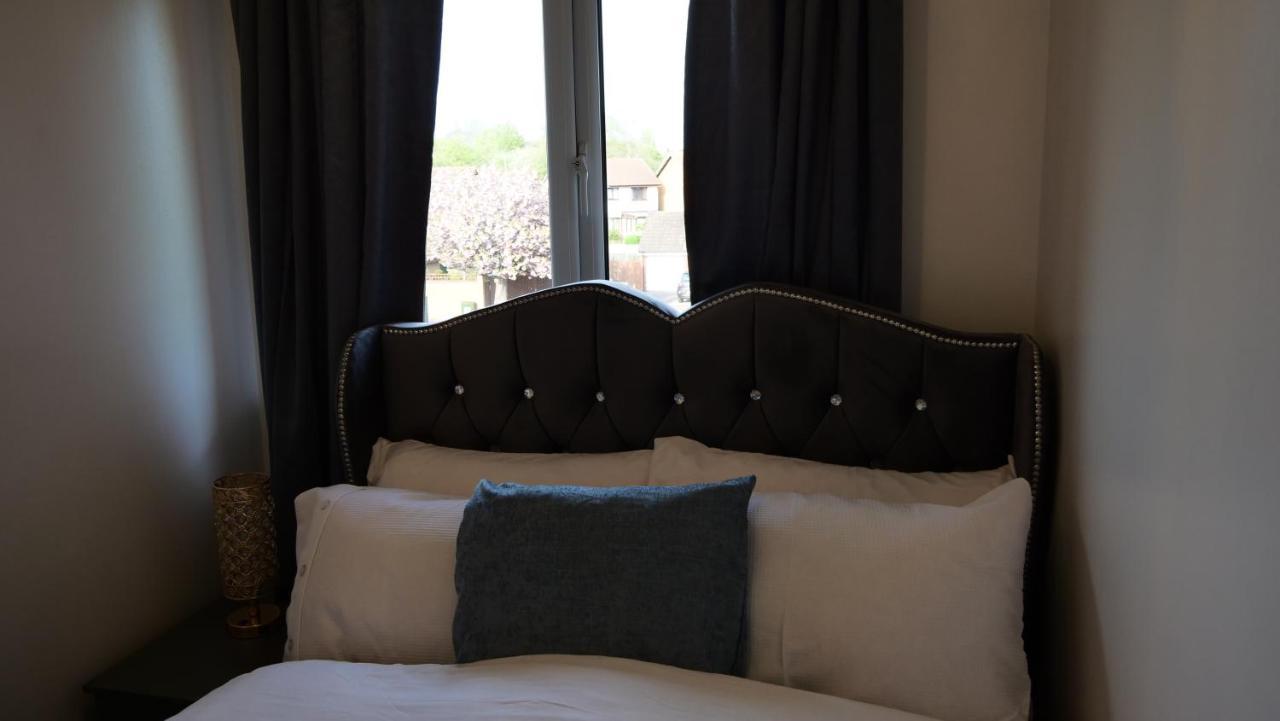 Milton Keynes Luxury Short Stay House With Wifi And Free Parking Wolverton  エクステリア 写真