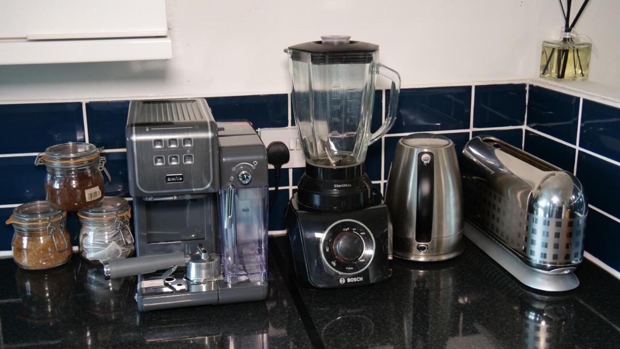 Milton Keynes Luxury Short Stay House With Wifi And Free Parking Wolverton  エクステリア 写真