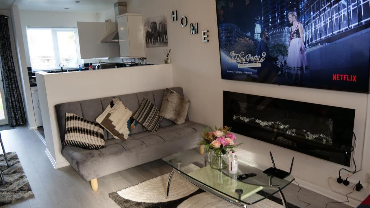 Milton Keynes Luxury Short Stay House With Wifi And Free Parking Wolverton  エクステリア 写真