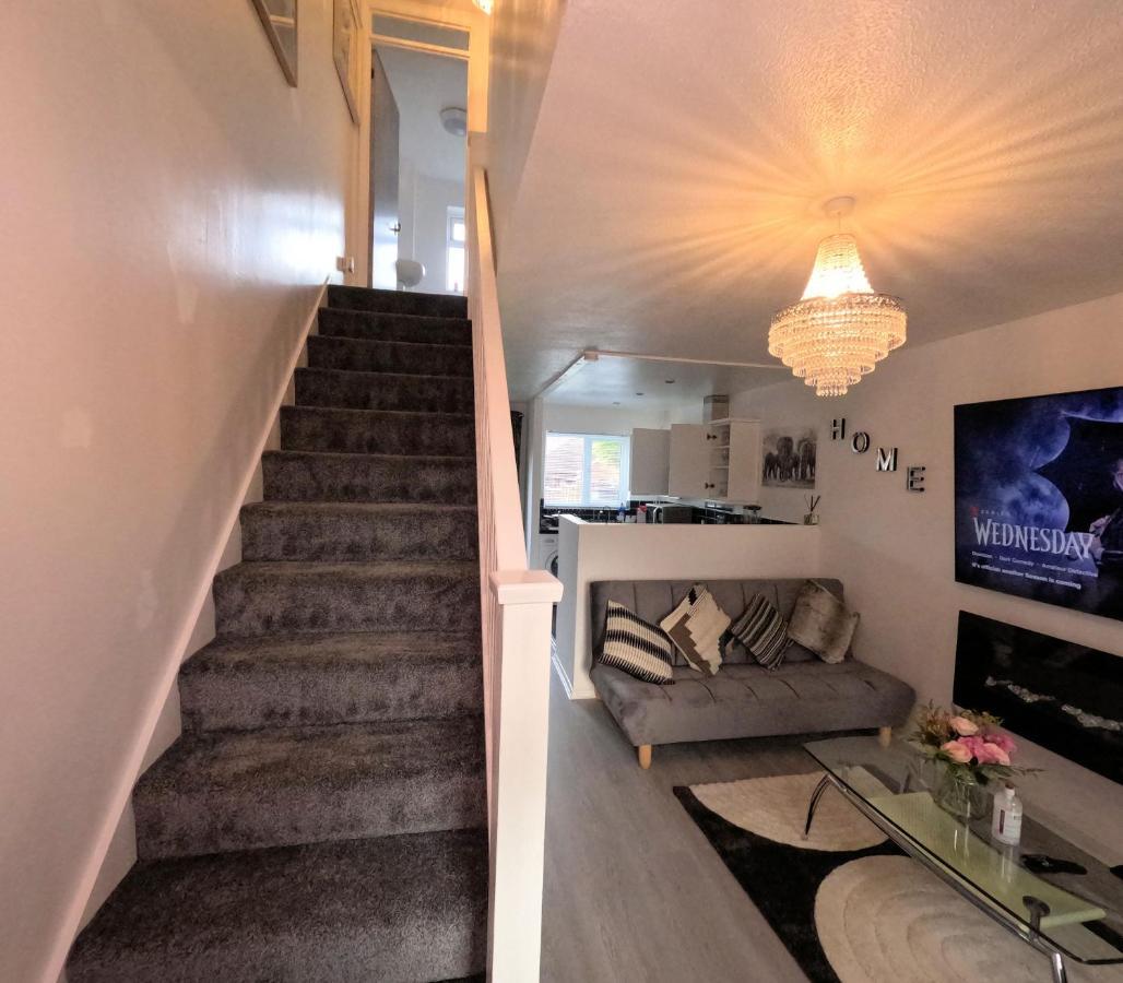 Milton Keynes Luxury Short Stay House With Wifi And Free Parking Wolverton  エクステリア 写真