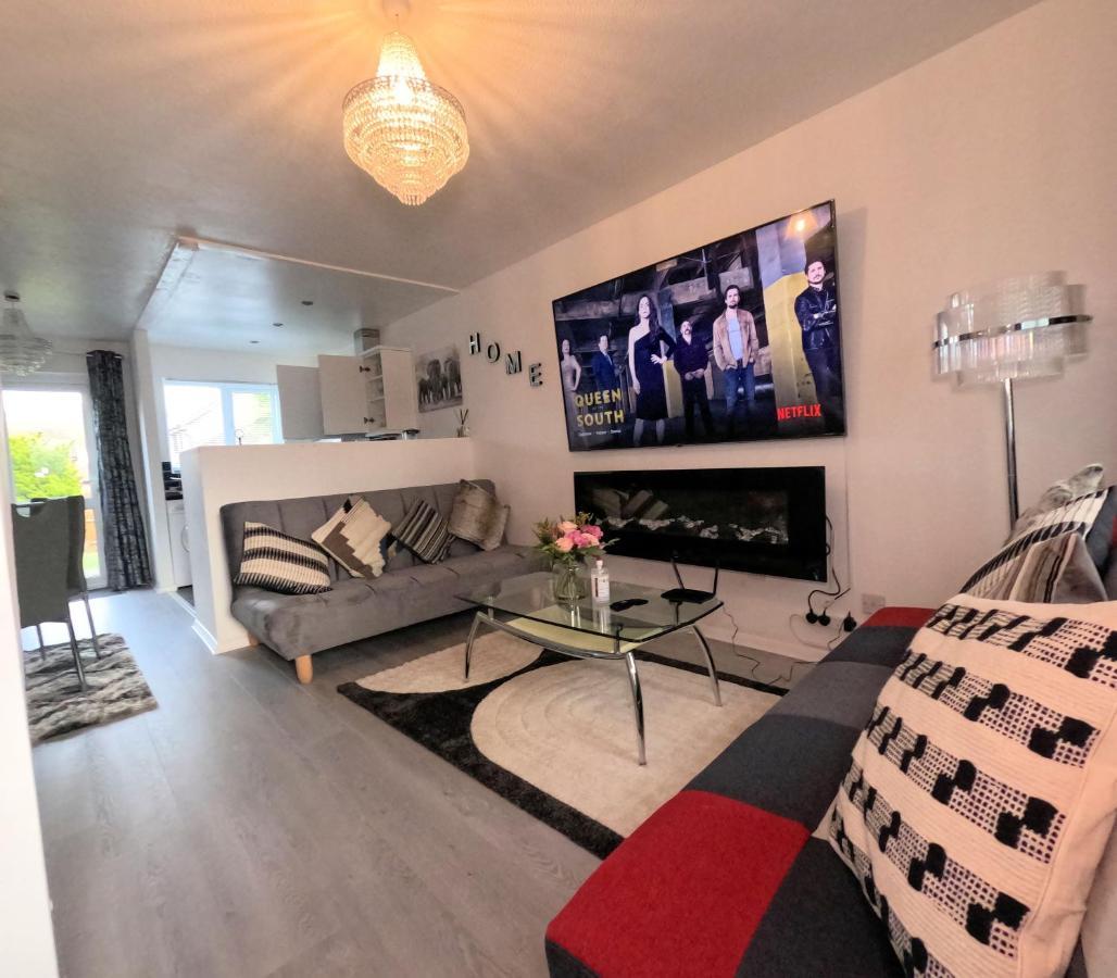 Milton Keynes Luxury Short Stay House With Wifi And Free Parking Wolverton  エクステリア 写真