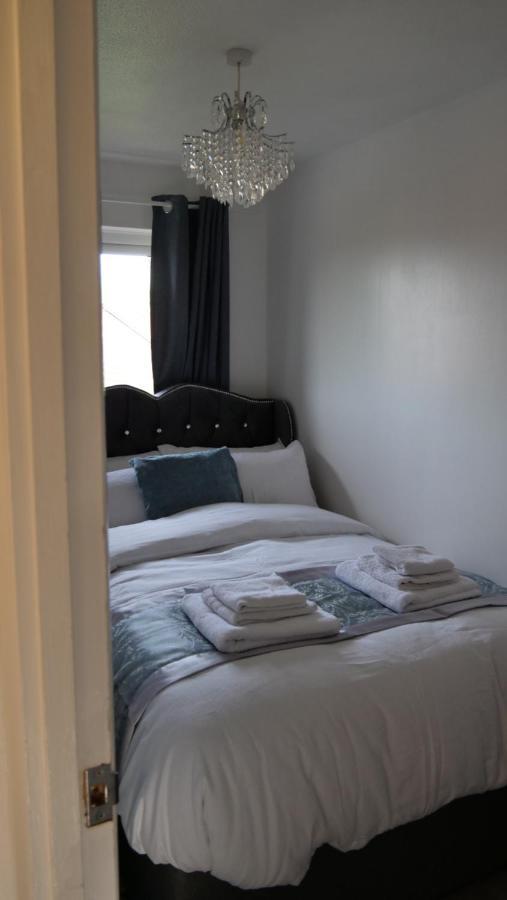 Milton Keynes Luxury Short Stay House With Wifi And Free Parking Wolverton  エクステリア 写真