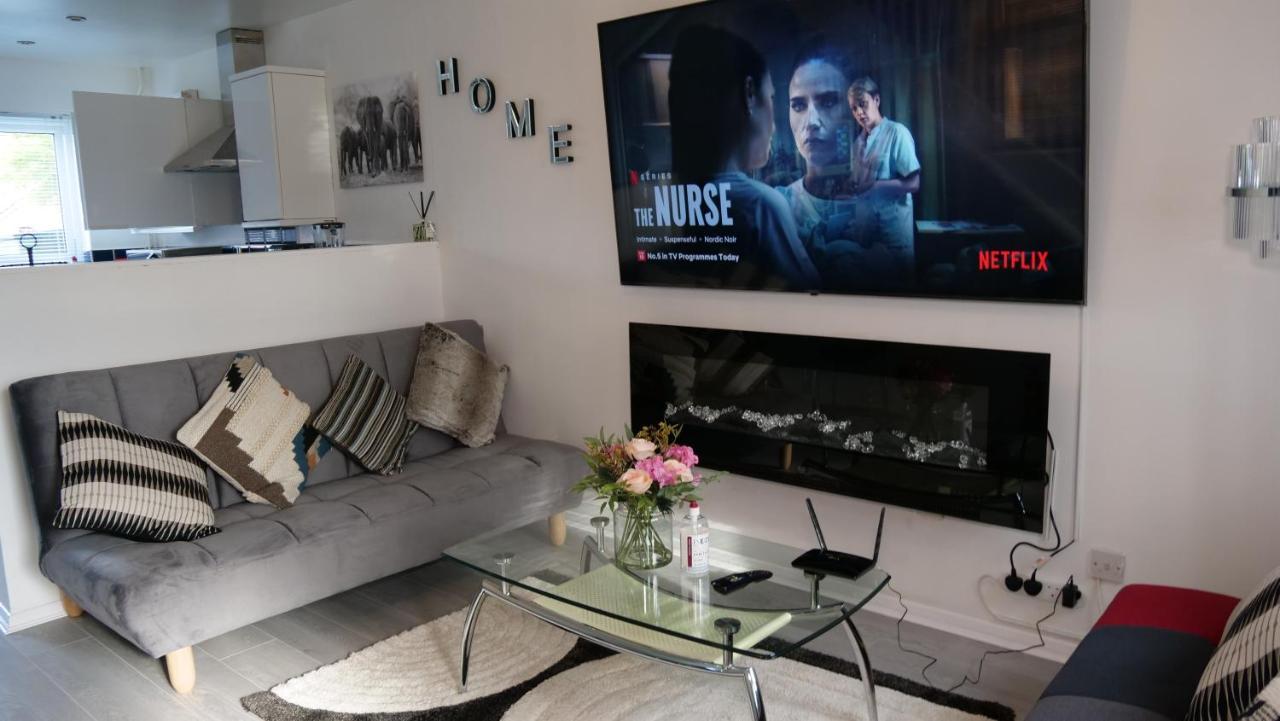 Milton Keynes Luxury Short Stay House With Wifi And Free Parking Wolverton  エクステリア 写真