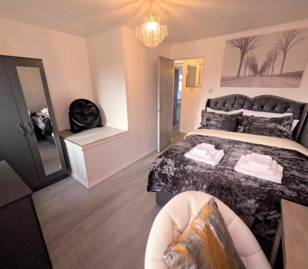 Milton Keynes Luxury Short Stay House With Wifi And Free Parking Wolverton  エクステリア 写真