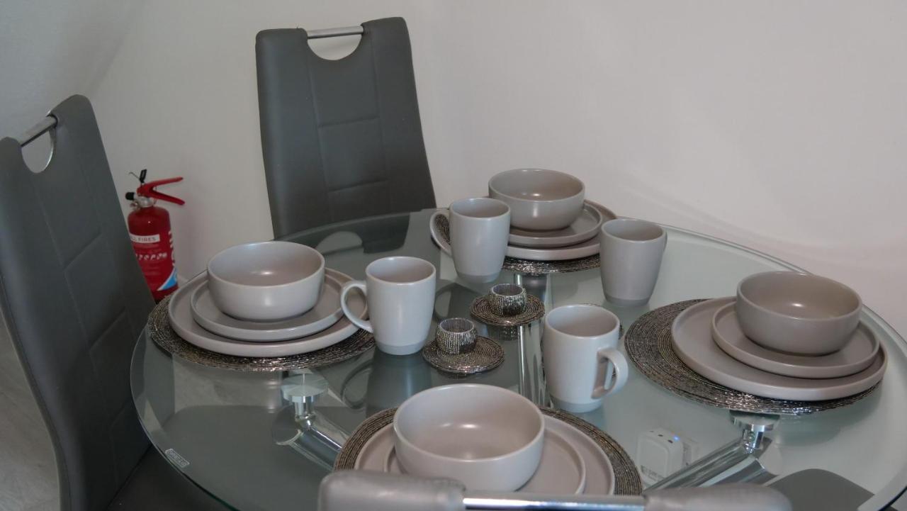 Milton Keynes Luxury Short Stay House With Wifi And Free Parking Wolverton  エクステリア 写真