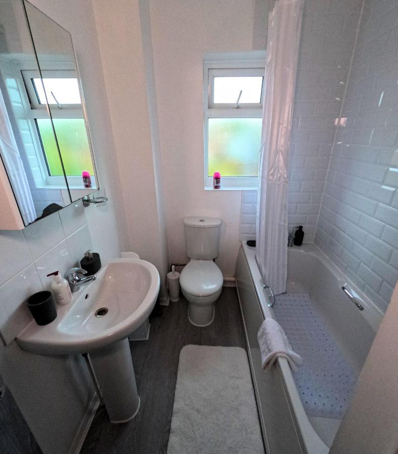 Milton Keynes Luxury Short Stay House With Wifi And Free Parking Wolverton  エクステリア 写真