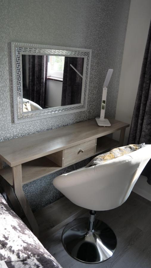 Milton Keynes Luxury Short Stay House With Wifi And Free Parking Wolverton  エクステリア 写真