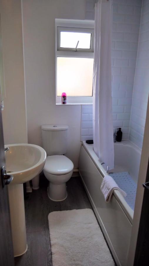 Milton Keynes Luxury Short Stay House With Wifi And Free Parking Wolverton  エクステリア 写真