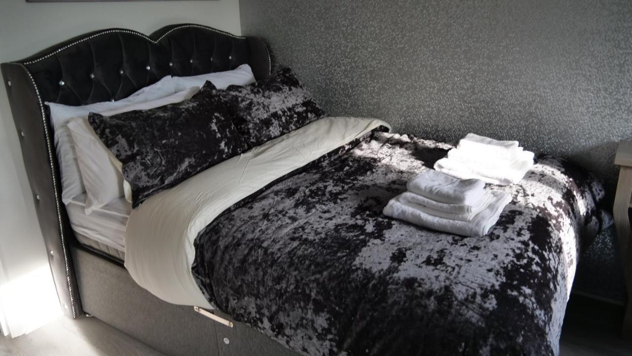 Milton Keynes Luxury Short Stay House With Wifi And Free Parking Wolverton  エクステリア 写真