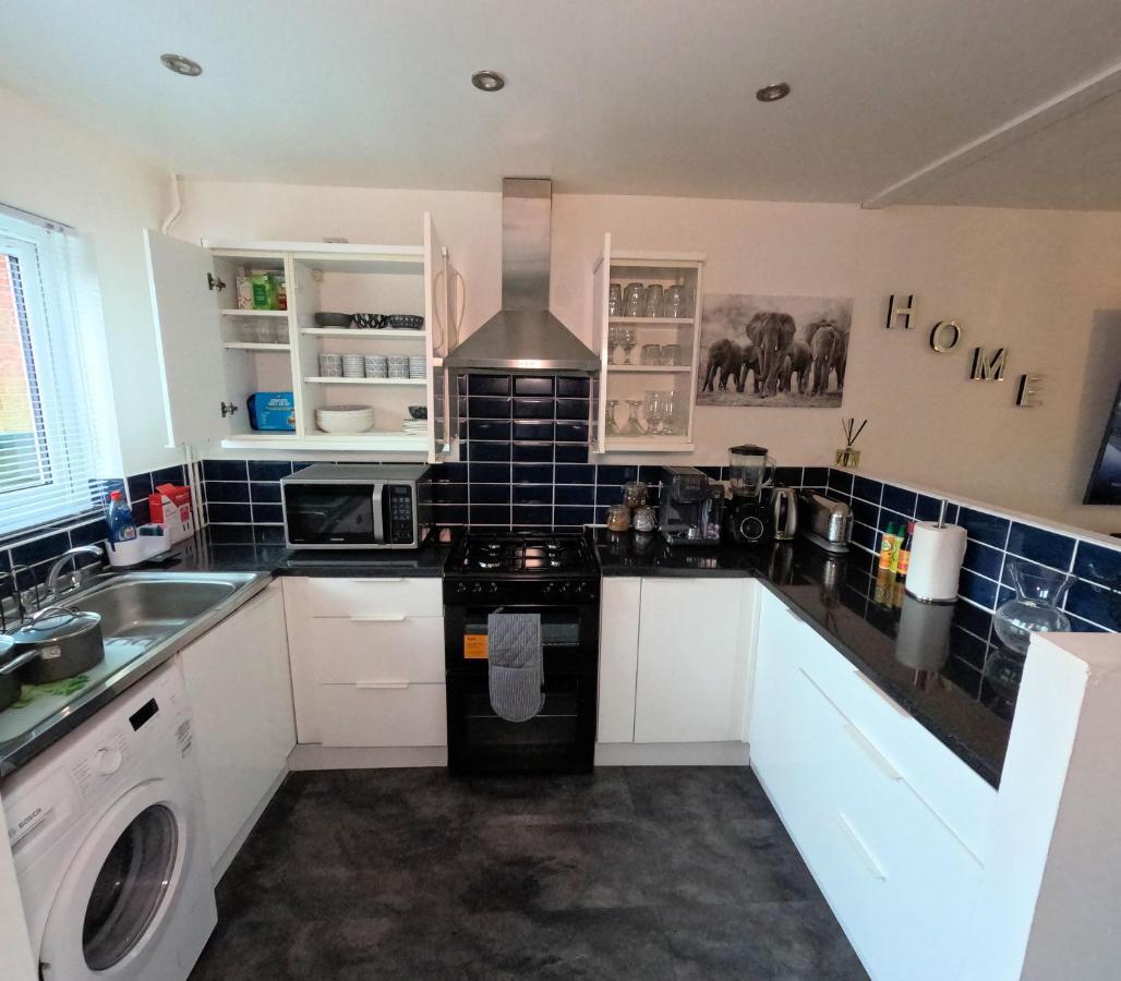 Milton Keynes Luxury Short Stay House With Wifi And Free Parking Wolverton  エクステリア 写真