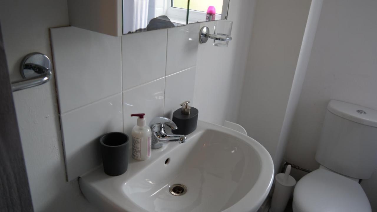 Milton Keynes Luxury Short Stay House With Wifi And Free Parking Wolverton  エクステリア 写真