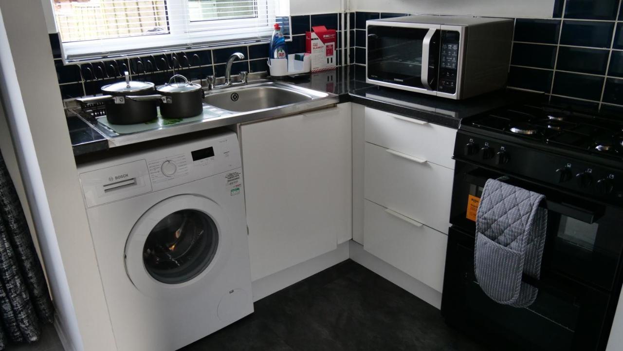 Milton Keynes Luxury Short Stay House With Wifi And Free Parking Wolverton  エクステリア 写真