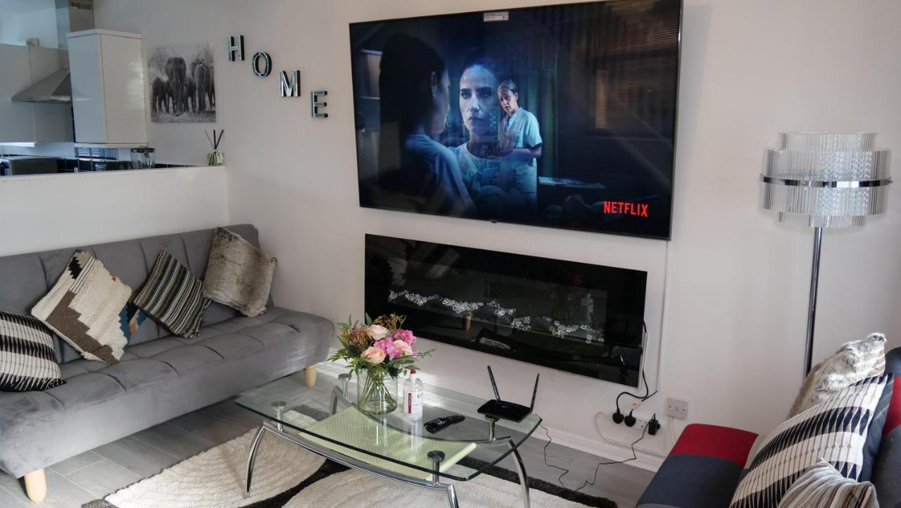 Milton Keynes Luxury Short Stay House With Wifi And Free Parking Wolverton  エクステリア 写真