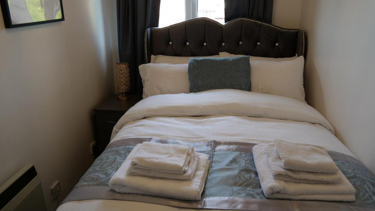Milton Keynes Luxury Short Stay House With Wifi And Free Parking Wolverton  エクステリア 写真