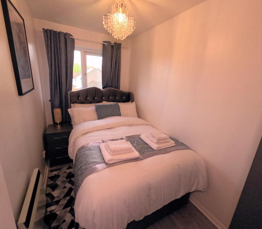 Milton Keynes Luxury Short Stay House With Wifi And Free Parking Wolverton  エクステリア 写真