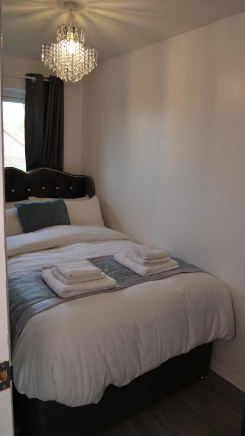 Milton Keynes Luxury Short Stay House With Wifi And Free Parking Wolverton  エクステリア 写真